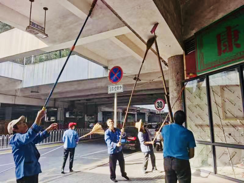 清扫人员用特制的加长扫帚清扫架空层死角。