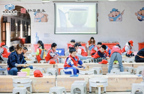 小学员玩陶土。