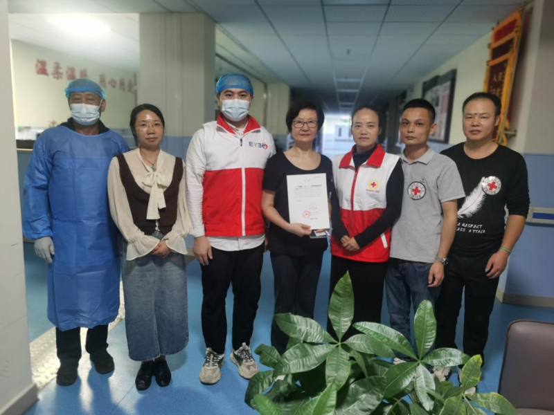 在湖南省红十字角膜捐献爱尔眼科接收登记站及中南大学湘雅医学院的工作人员、红十字志愿者的协助下,邓东涛老人的家人帮她完成捐献遗体角膜的心愿。均为长沙晚报通讯员 杨丽红 潘爱华 供图 在湖南省红十字角膜捐献爱尔眼科接收登记站及中南大学湘雅医学院的工作人员、红十字志愿者的协助下,邓东涛老人的家人帮她完成捐献遗体角膜的心愿。均为长沙晚报通讯员 杨丽红 潘爱华 供图