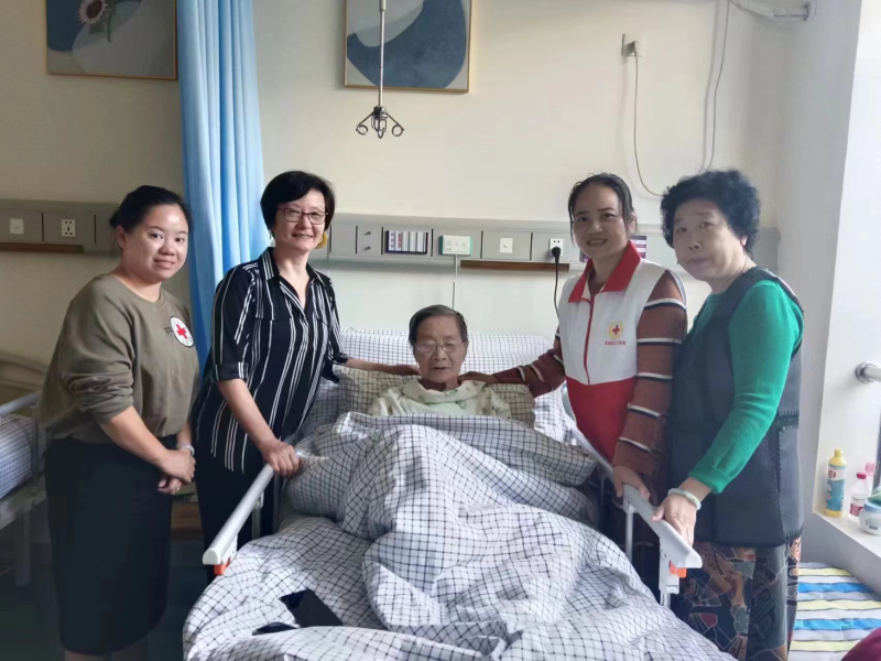 长沙市天心区红十字志愿者刘玉芬等人看望邓东涛老人。 长沙市天心区红十字志愿者刘玉芬等人看望邓东涛老人。