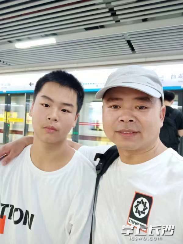 42岁的成维（右）于2020年加入岳麓蓝天救援队。受访者供图
