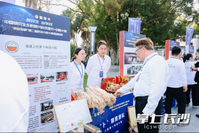 科技小院学生在给评委讲解 黄华伟｜摄