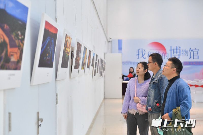 市民正在观看展览。 市民正在观看展览。