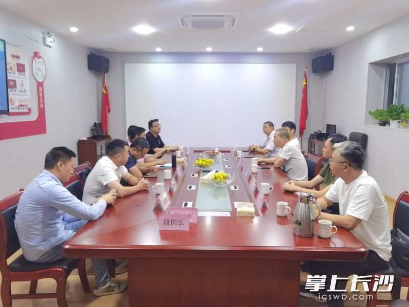 广州招引专班与广州湖南长沙县商会座谈交流。