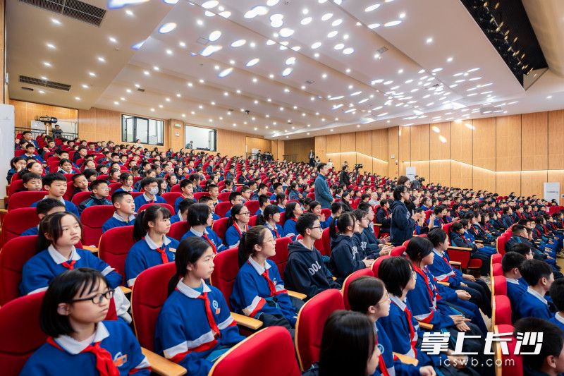 东雅中学学生认真听讲。 东雅中学学生认真听讲。