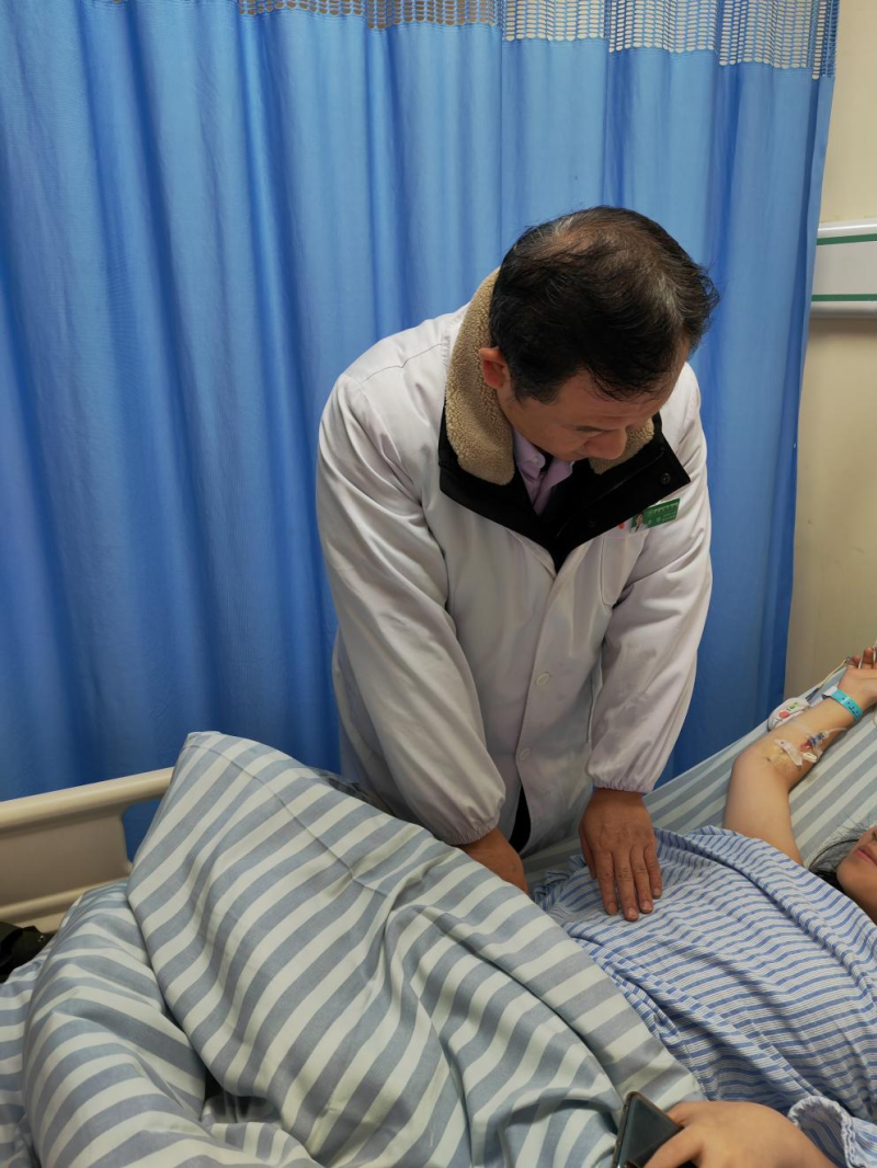 普外科主任、副主任医师李卷查看患儿术后的恢复情况。