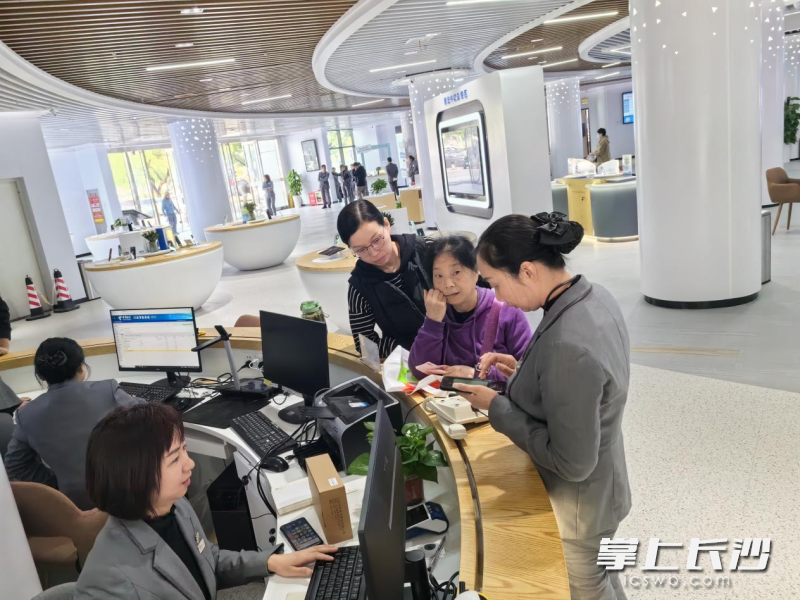 谭娜带欧再云老人一起赶去荷花园电信大厅帮忙办理业务。长沙晚报通讯员 杨柳 摄 谭娜带欧再云老人一起赶去荷花园电信大厅帮忙办理业务。长沙晚报通讯员 杨柳 摄