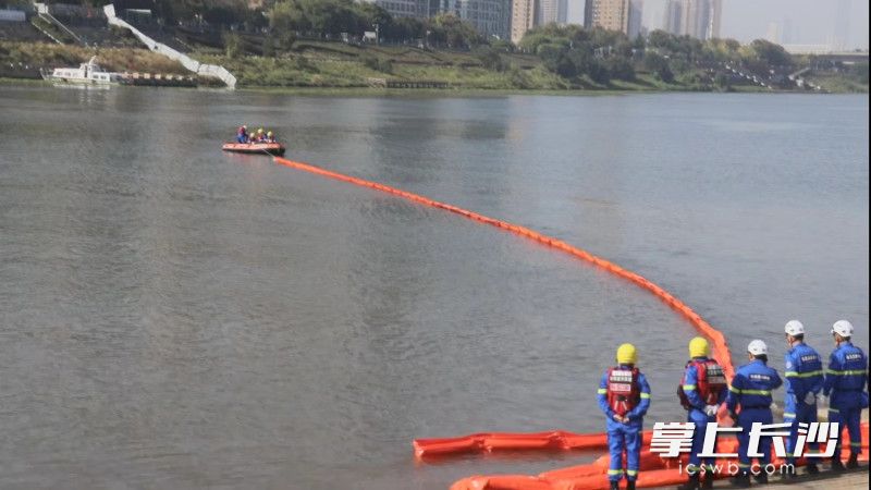 使用围油栏拦截油污。