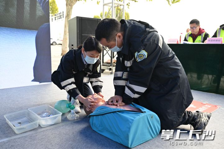 现场，医疗救护人员模拟对受伤司机进行治疗。