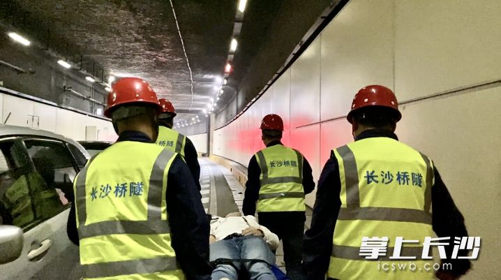 应急工作人员第一时间救出“被困”司机。