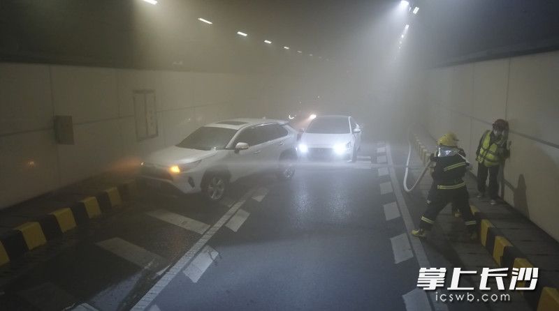 隧道内“浓烟”滚滚，隧道消防救援人员正在进行扑救。