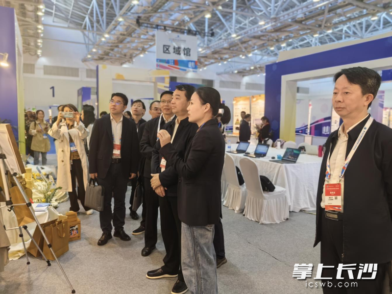 湖南省委教育工委副书记、省教育厅党组成员王建华(右三)察看项目。 湖南省委教育工委副书记、省教育厅党组成员王建华(右三)察看项目。