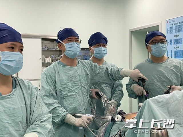 湖南省人民医院肝胆四病区团队打破惯性思维，成功为“镜面人”切除肿瘤。均为长沙晚报通讯员 梁辉 谢姣 供图