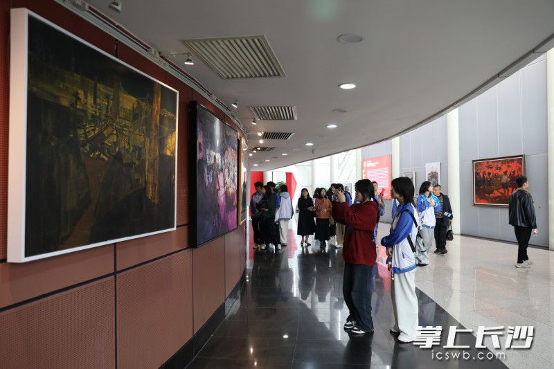本次展览吸引美术爱好者关注。
