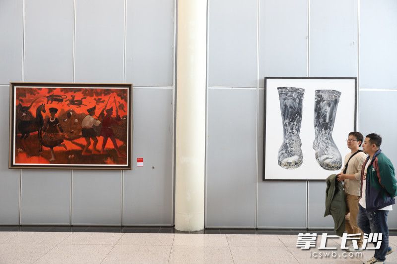 本次展览展出群文美术作品80件，图为市民观展。