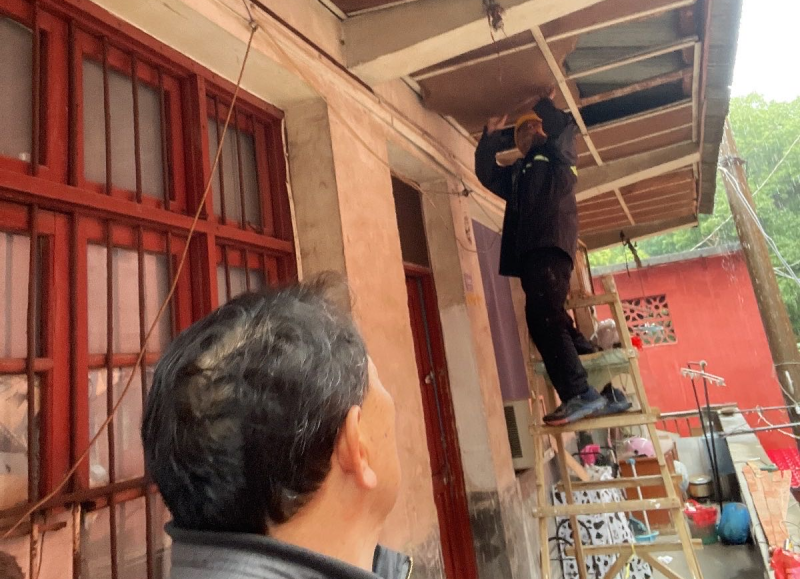 维修人员被第一时间喊来维修。 维修人员被第一时间喊来维修。