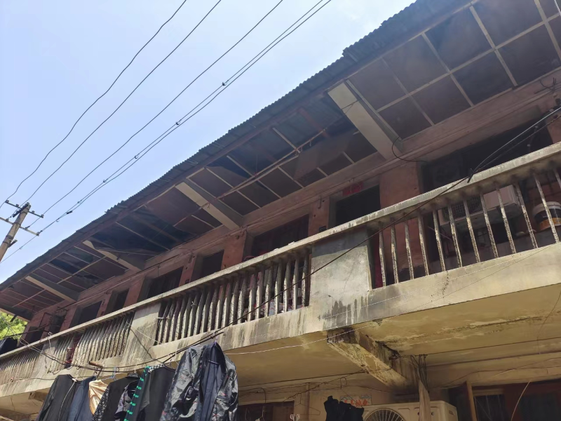 破损隔热板摇摇欲坠。均为长沙晚报通讯员 梁玉婷 摄 破损隔热板摇摇欲坠。均为长沙晚报通讯员 梁玉婷 摄