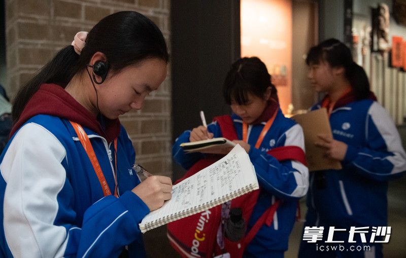 学生们边参观边做笔记。