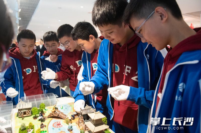 研学中，学生还体验了手工制作。