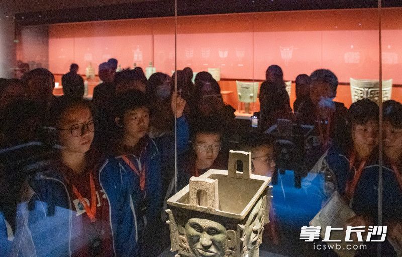 11月23日，湖南师大附中C2306班学生走进湖南博物院，参观“湖南人——三湘历史文化陈列”。均为长沙晚报 全媒体记者 邹麟 何文瑞 摄影报道