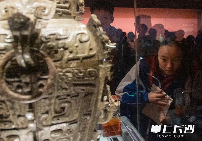 在“皿而全”铜方罍前，大家驻足围观了许久。
