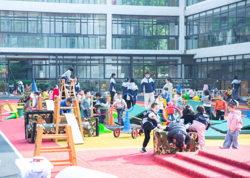 望城区教育局万润滨江幼儿园,孩子们玩得好开心。 望城区教育局万润滨江幼儿园,孩子们玩得好开心。