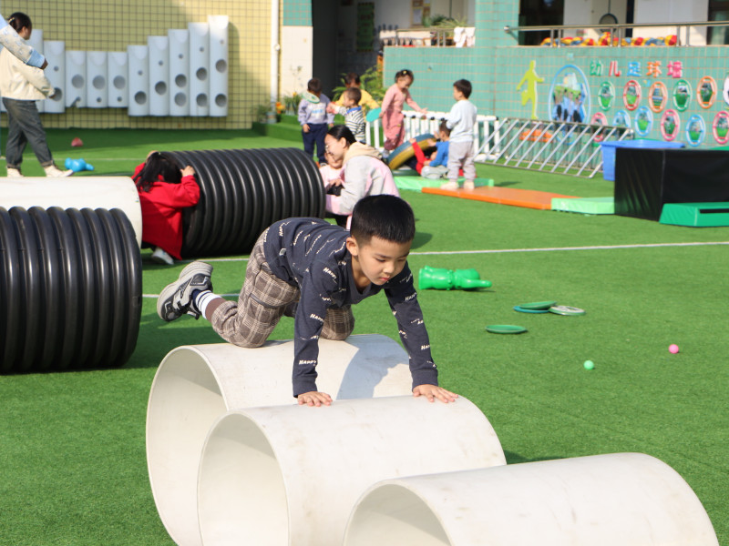 桥驿镇童心幼儿园,孩子们正在玩各种自主游戏。均为长沙晚报通讯员 陈姣 陈雅斯 供图 桥驿镇童心幼儿园,孩子们正在玩各种自主游戏。均为长沙晚报通讯员 陈姣 陈雅斯 供图