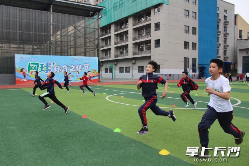 运动员们竭尽全力向终点冲刺。