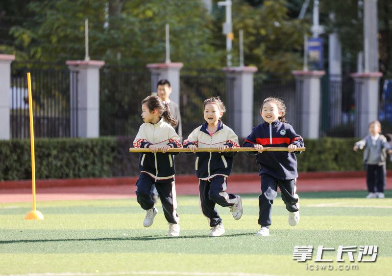 孩子们享受着阳光、团结、激情与快乐。