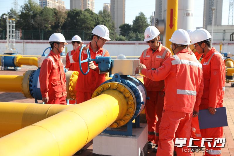 目前国家管网西气东输长沙输气分公司已正式进入冬季保供战斗状态,确保湖南地区天然气平稳供应、人民群众温暖度冬。均为长沙晚报全媒体记者 陈焕明 通讯员 傅雨 摄影报道 目前国家管网西气东输长沙输气分公司已正式进入冬季保供战斗状态,确保湖南地区天然气平稳供应、人民群众温暖度冬。均为长沙晚报全媒体记者 陈焕明 通讯员 傅雨 摄影报道