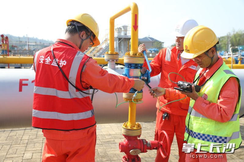国家管网西气东输长沙输气分公司工作人员正在对站场设备进行检测。 国家管网西气东输长沙输气分公司工作人员正在对站场设备进行检测。