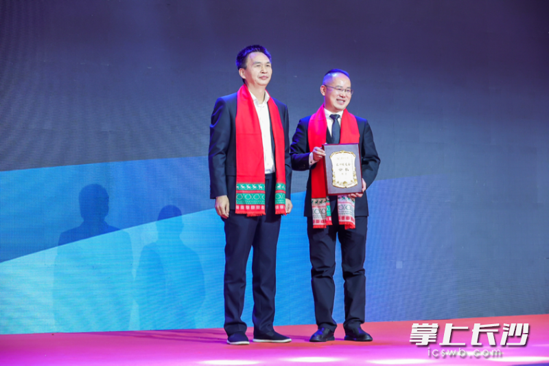 现场为“长沙学院长沙校友会”授牌，并为周宇（右）授会长牌 。均为长沙晚报通讯员 徐君玲 供图 