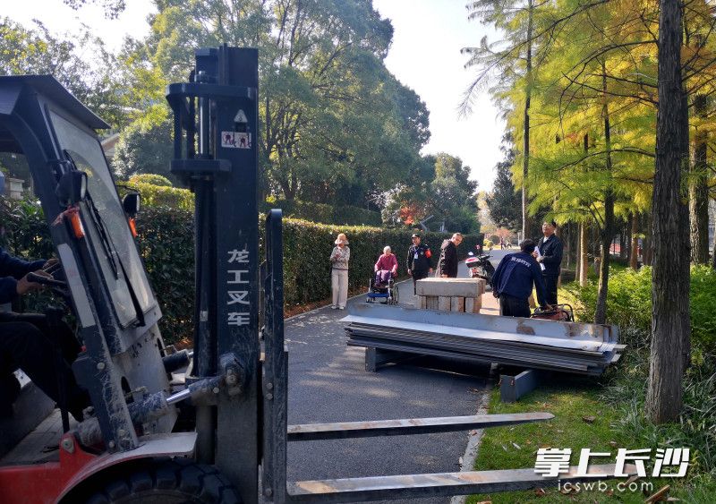 今日上午，施工人员正在架设围档。  均为长沙晚报全媒体记者贺文兵摄