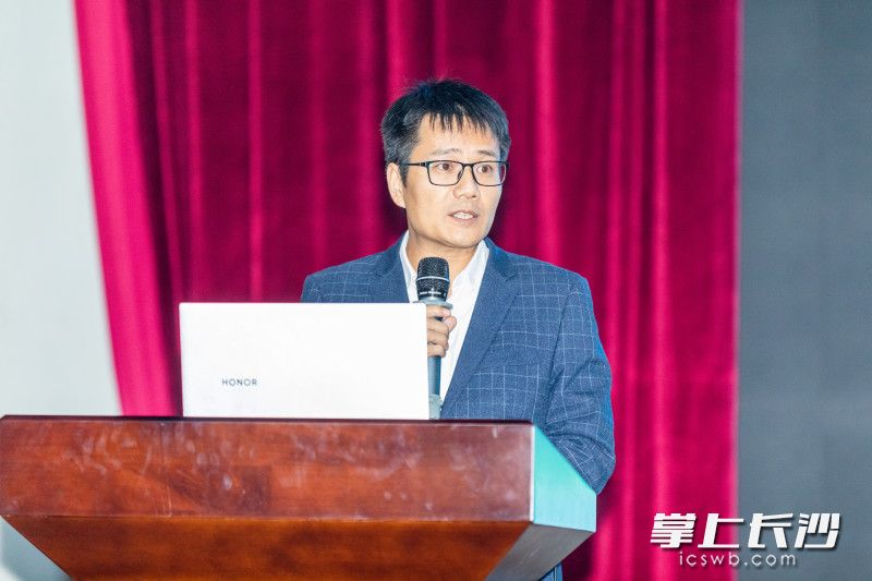 长沙市120急救中心主任刘科宇讲课。