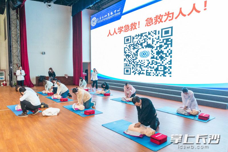 成人心肺复苏及AED使用的操作训练。