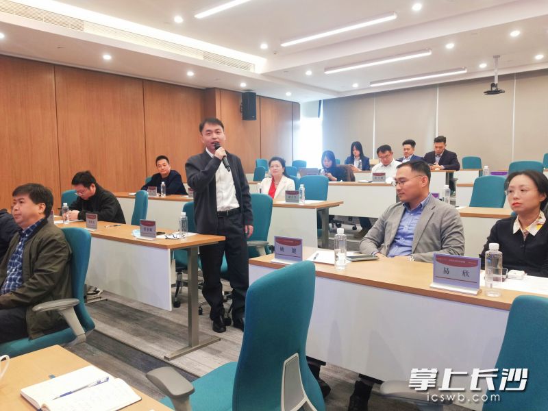 湖南军信环保股份有限公司董秘覃事顺作交流发言。