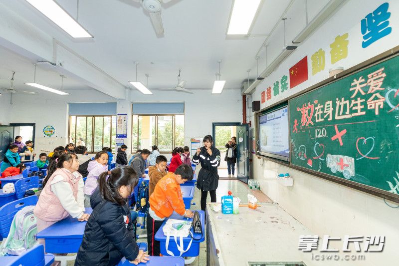 40多名孩子接受了120急救人员开展的知识讲解与实践培训。  均为长沙晚报全媒体记者董阳摄