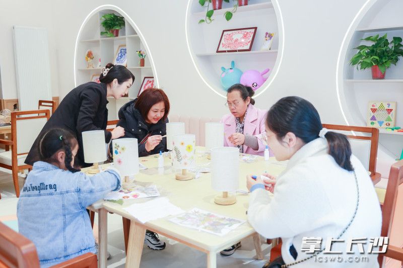 按照不同养老需求，中心设置了接待区、照护区、生活服务区、文体活动区、教育学习区，为自助及介助型老人提供全日托养、日间照料、居家上门、老年餐桌、教育娱乐等全方位服务。