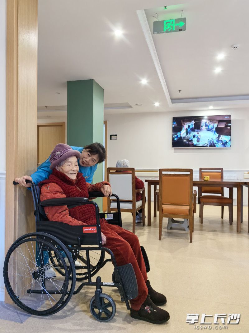 随着砂子塘街道综合养老服务中心正式运营，辖区内万余名老人在家门口就能幸福养老。