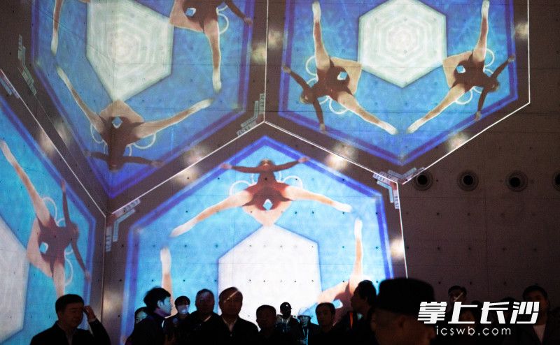 嘉宾们正在观看展览。