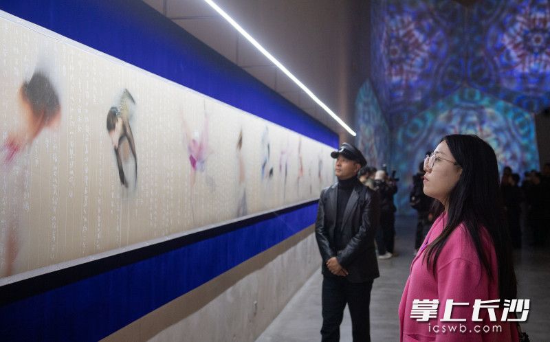 市民观看长卷《养备动时》。