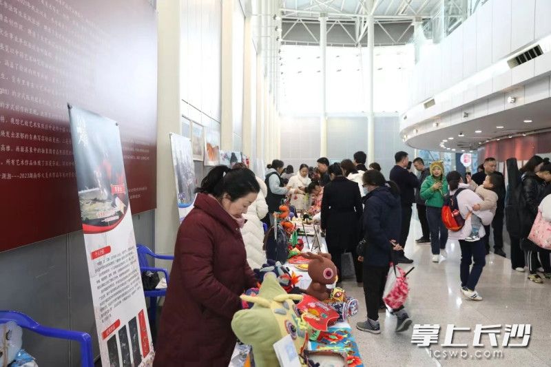 “湘遇塞上·绣绘匠心”宁夏刺绣赴湖南交流展示活动在湖南省文化馆举行。徐卓俊 摄