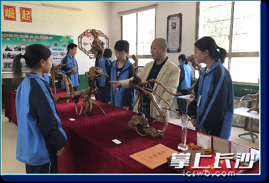 大围山中学开展根雕和楹联课程。 大围山中学开展根雕和楹联课程。