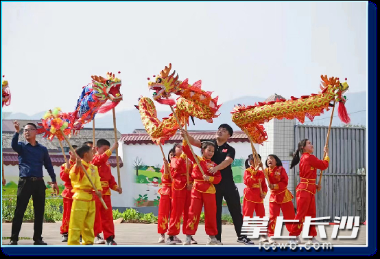 近300名专业教师、非遗传承人及退役运动员等参与课后服务。长沙晚报通讯员 黄姗姗 摄 近300名专业教师、非遗传承人及退役运动员等参与课后服务。长沙晚报通讯员 黄姗姗 摄