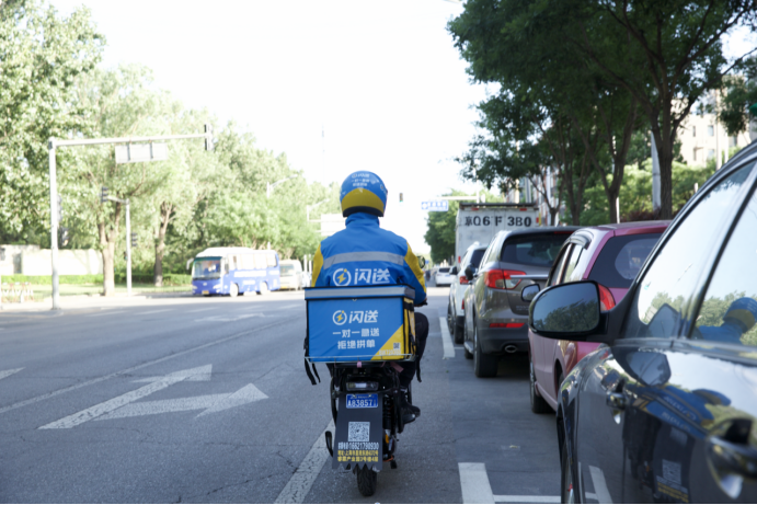 闪送为用户提供7x24小时的同城一对一急送服务。资料图片
