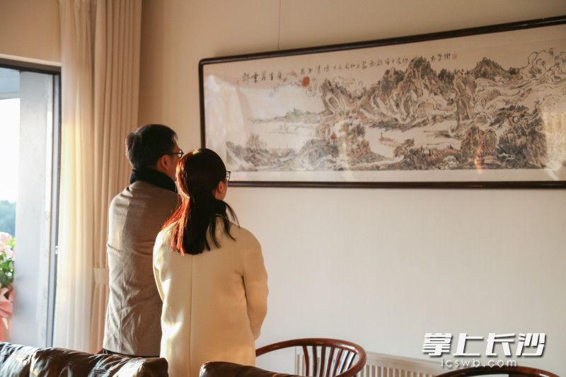 紫文与刘爵伫立于老师的画作前。