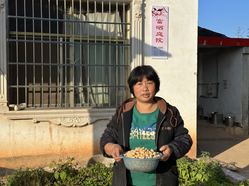 梅花岭社区59户脱贫户家率先成为当地的富硒庭院。