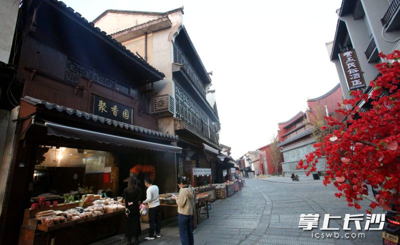 任宇鑫的聚香园风味小吃加工店开在靖港古镇老街口。均为长沙晚报全媒体记者 贺文兵 摄