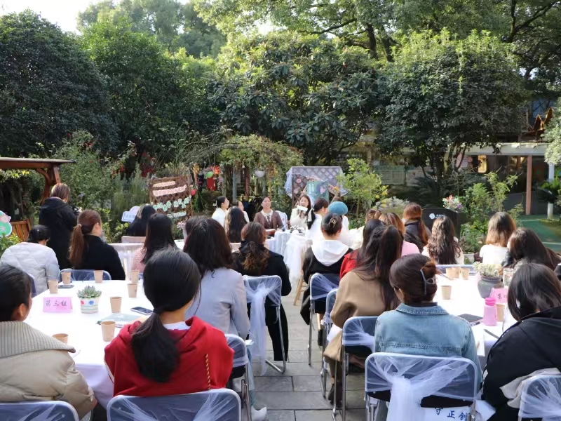 老师们进行读书交流研讨。