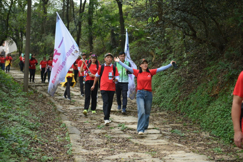 选手畅行山林间。主办方供图 选手畅行山林间。主办方供图